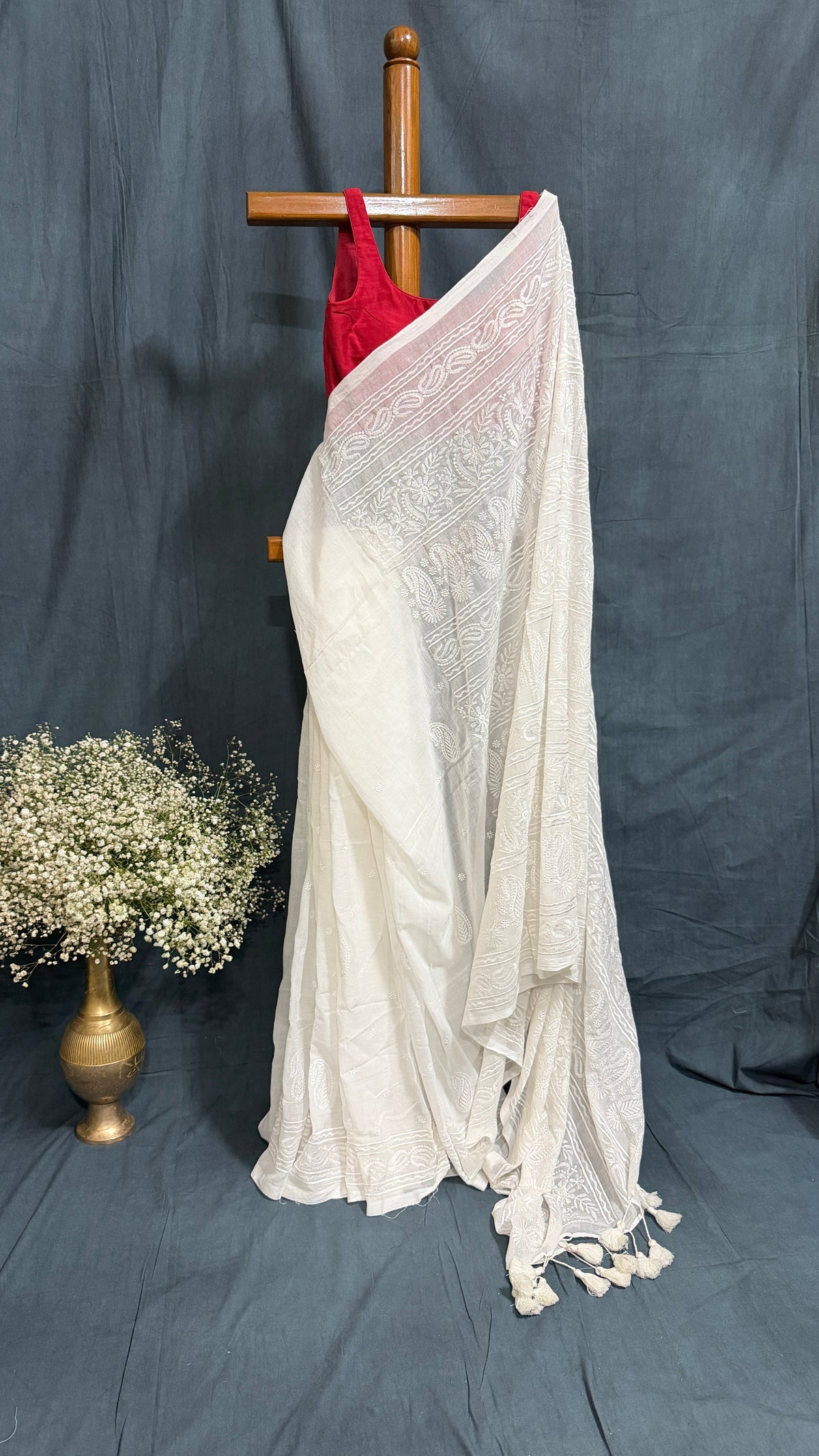 Chikankari on white Cotton Handloom Saree